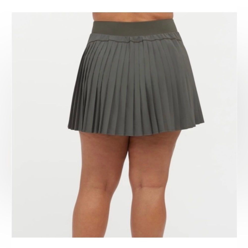 NWOT SPANX Get Moving Pleated Skort in Palm Green - Picture 2 of 6